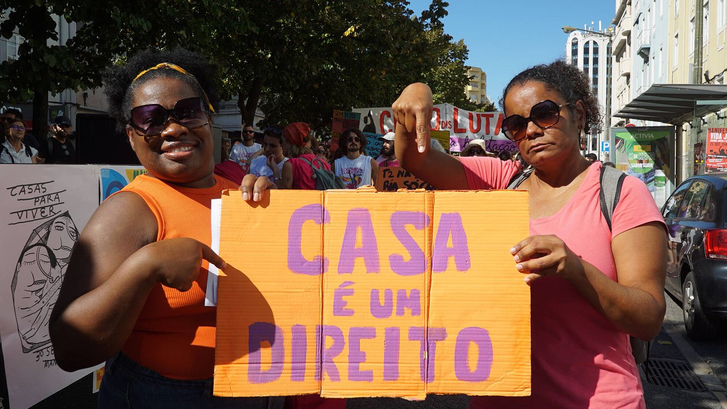 Marcia y Andreia, en la manifestación por la vivienda. (J.R.)