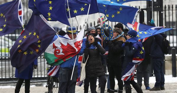 Foto: Manifestantes contrarios al Brexit protestan ante Downing Street durante la reunión entre Donald Tusk y Theresa May, el 1 de marzo de 2018. (Reuters)