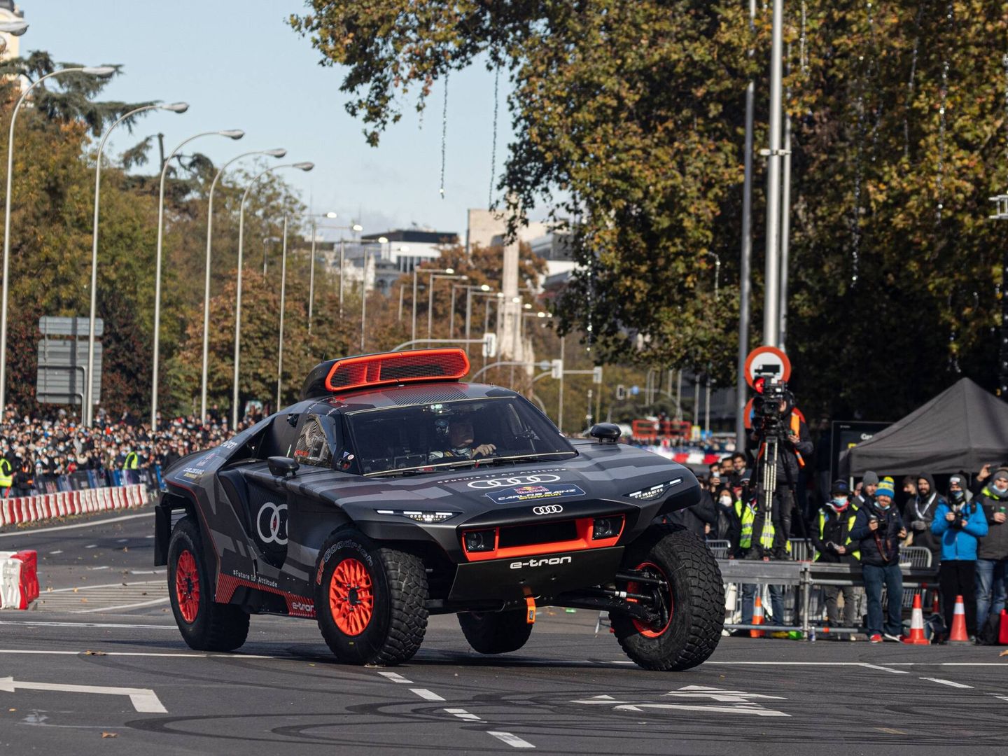 El RS Q e-tron, por las calles de Madrid, días atrás. La toma de aire superior, clave para el motor de gasolina.
