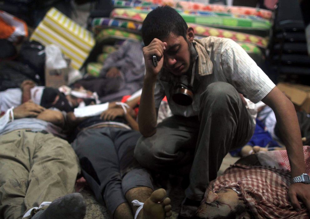 Foto: Un hombre llora junto a los cuerpos de manifestantes en un hospital de campaña en El Cairo (Reuters)