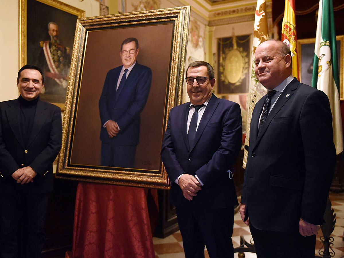 Foto: Ricardo M illán (centro), junto al actual alcalde (derecha), en la presentación de su retrato. (Ayuntamiento de Antequera). 