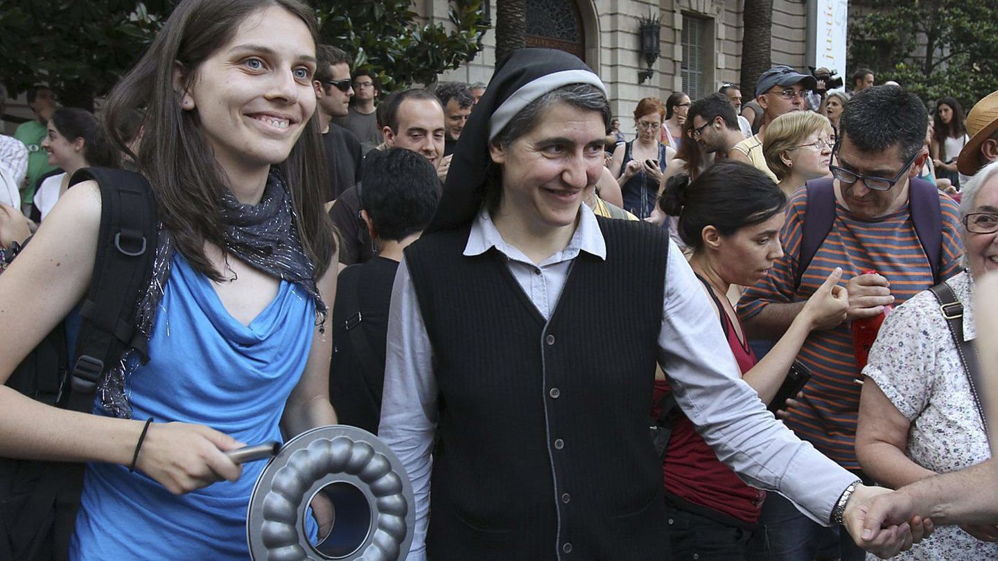 La monja Teresa Forcades, que aboga por abrir un proceso constituyente, en una manifestación. (EFE)