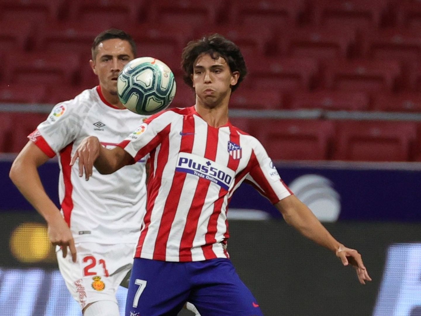 Félix intenta controlar la pelota ante la presencia del defensa del Mallorca, Antonio Raillo. (EFE)
