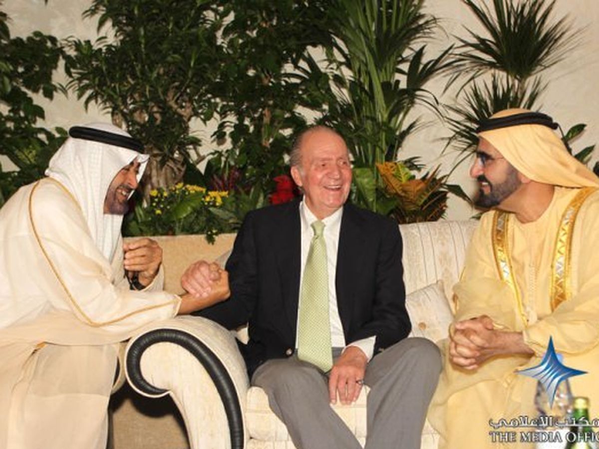 Foto: El rey Juan Carlos con el jeque Mohamed bin Rashid al Maktoum (derecha). 