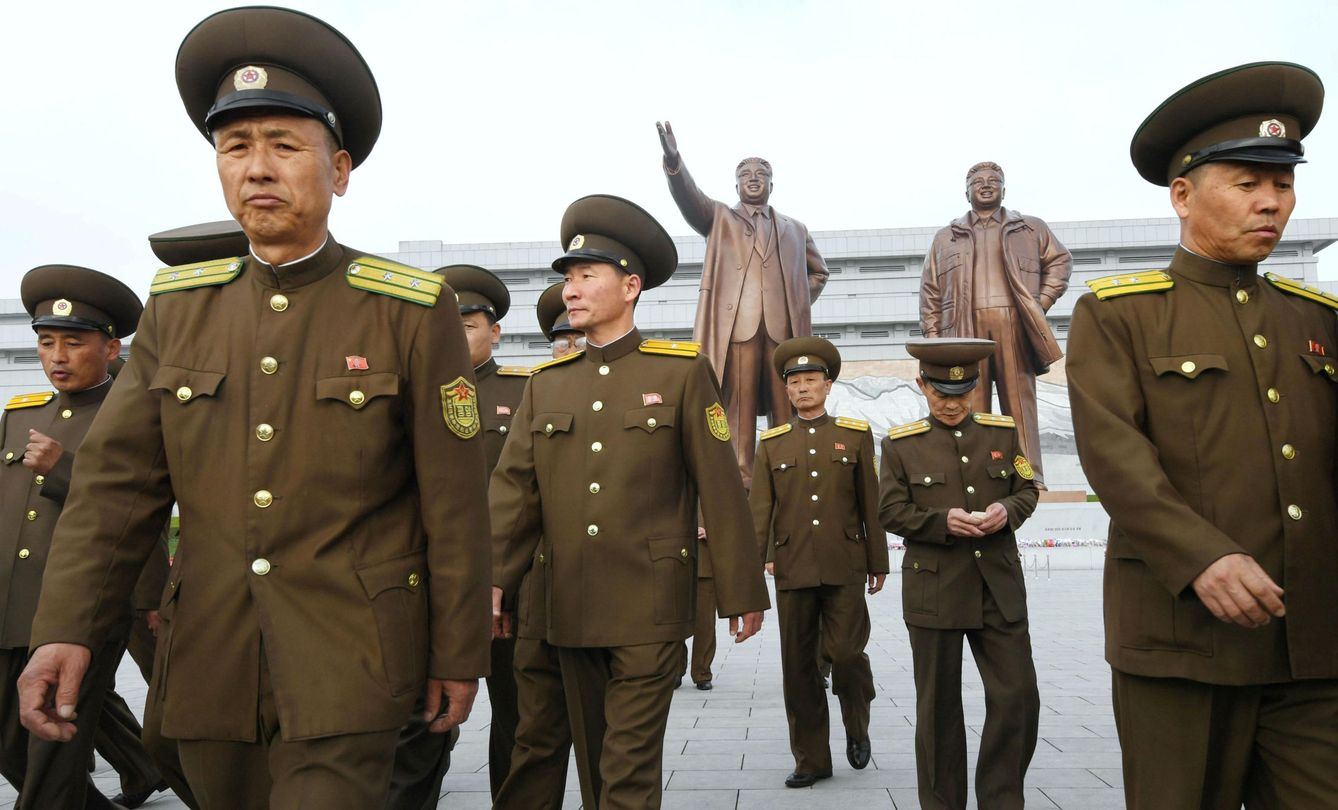 Soldados norcoreanos pasan por delante de las estatuas de Kim Il Sung y Kim Jong Il, padre y abuelo del actual presidente del régimen, en Pyongyang, el 25 de abril de 2017. (Reuters)