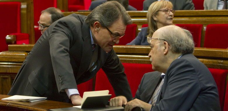 Artur Mas conversa con el conseller de Economía, Andreu Mas-Colell. (EFE)