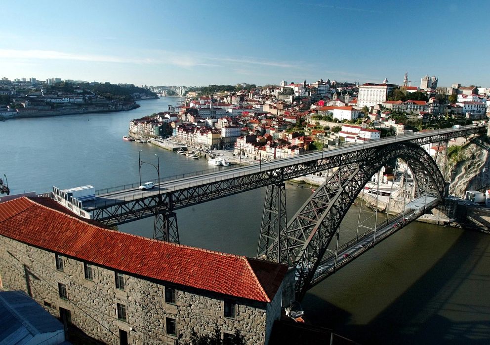 Foto: Vista general del puente sobre el río Duero en la ciudad vieja de Oporto (Reuters).