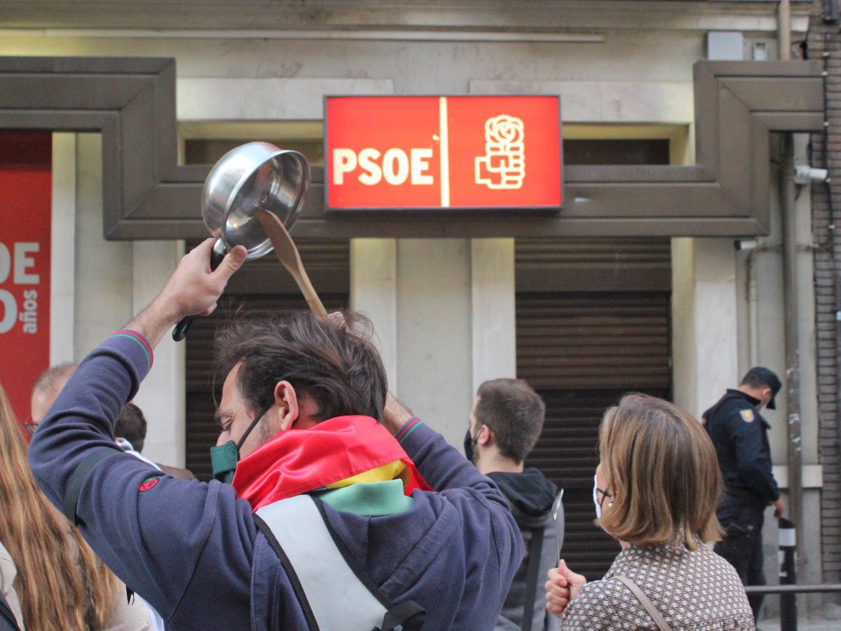 Foto: Un manifestante, frente a la puerta de la sede del PSOE. (B. Tena)