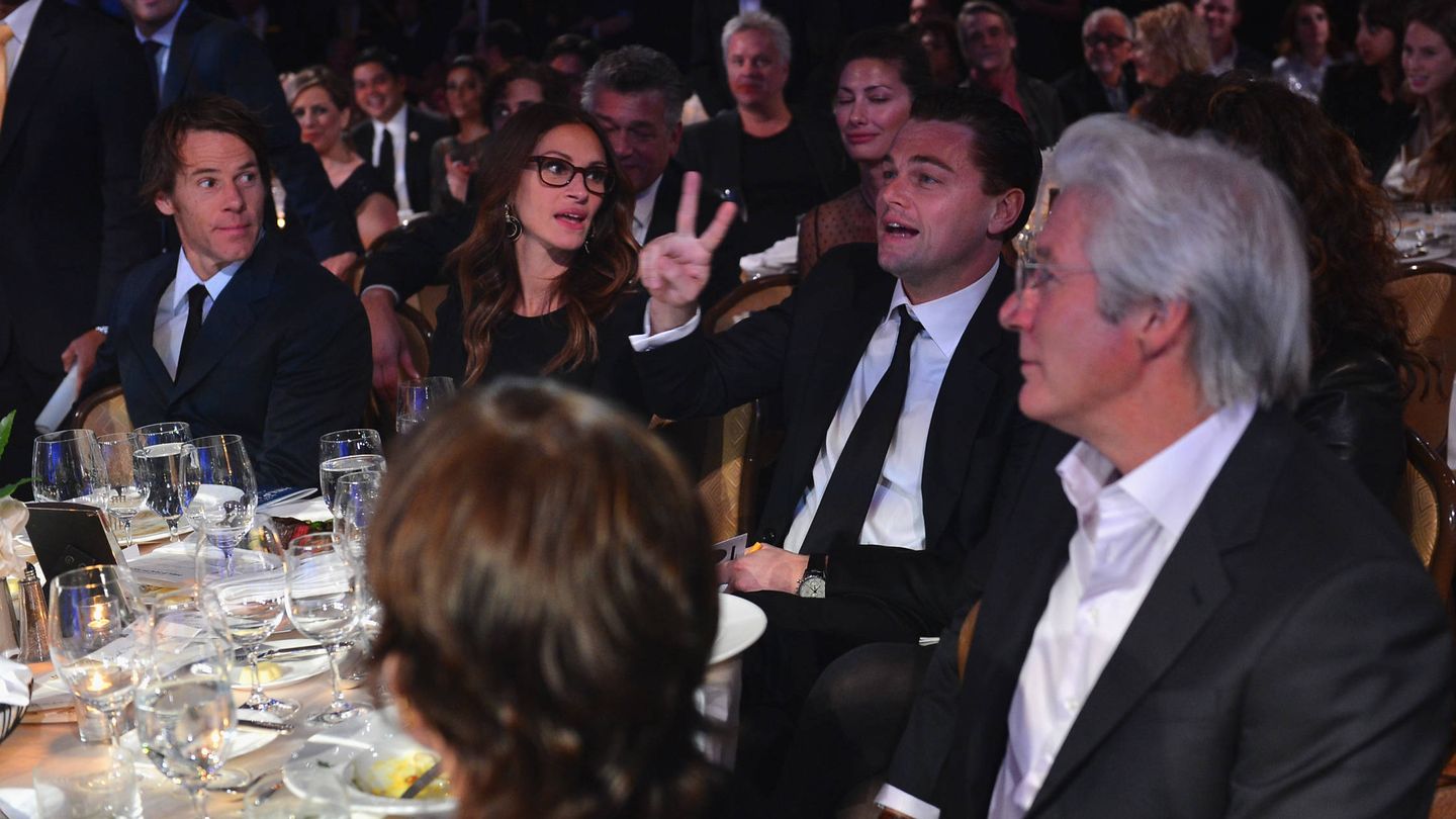  Julia Roberts y Richard Gere,  compartiendo mesa con Leo DiCaprio en 2013. (Getty)