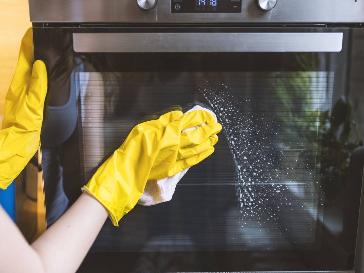 Trucos de limpieza con papel de horno: cómo limpiar tu casa