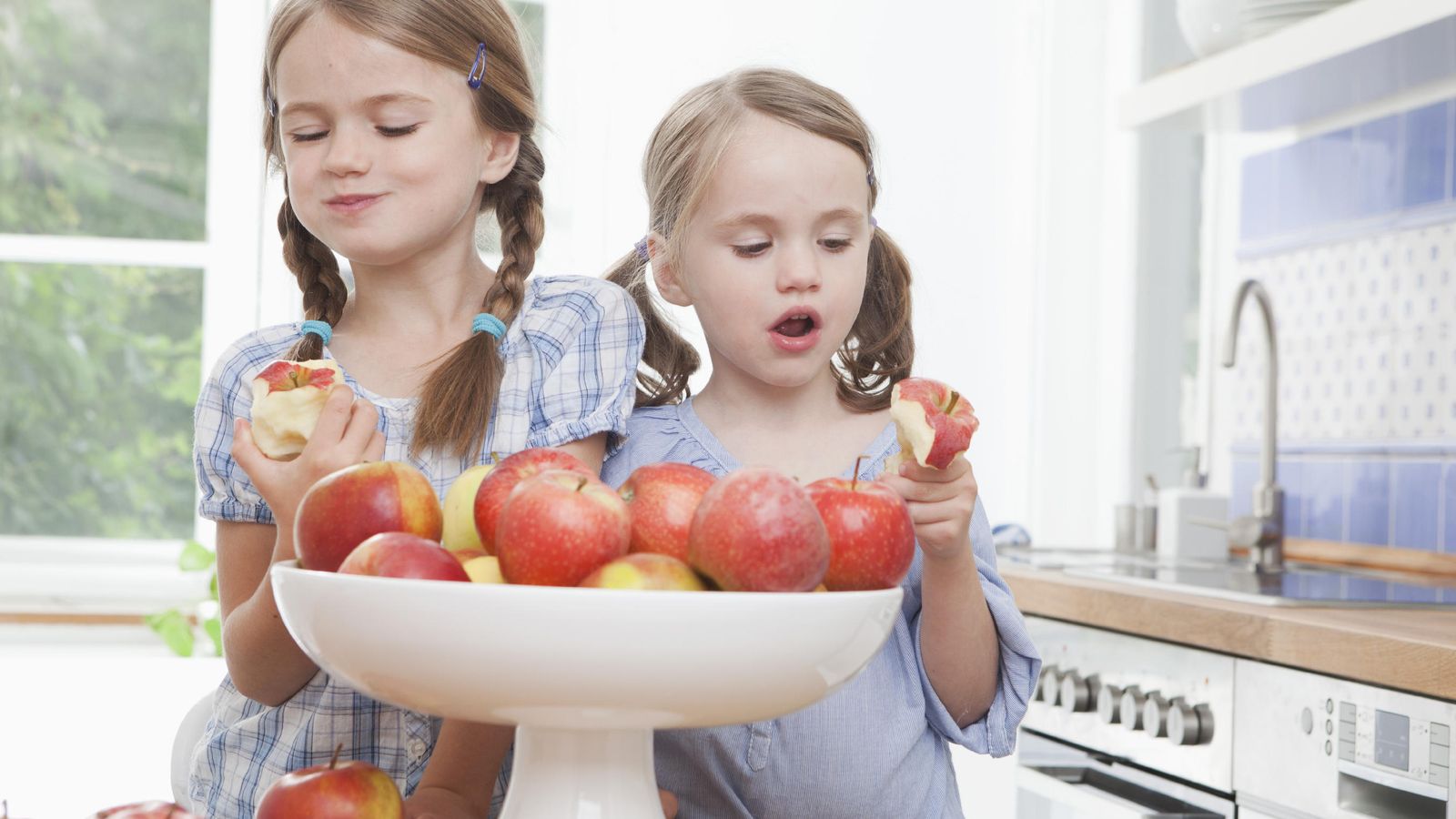 Foto: Basta con colocar un bol de fruta en la cocina para que los niños se acostumbren a comerla a diario. (iStock)