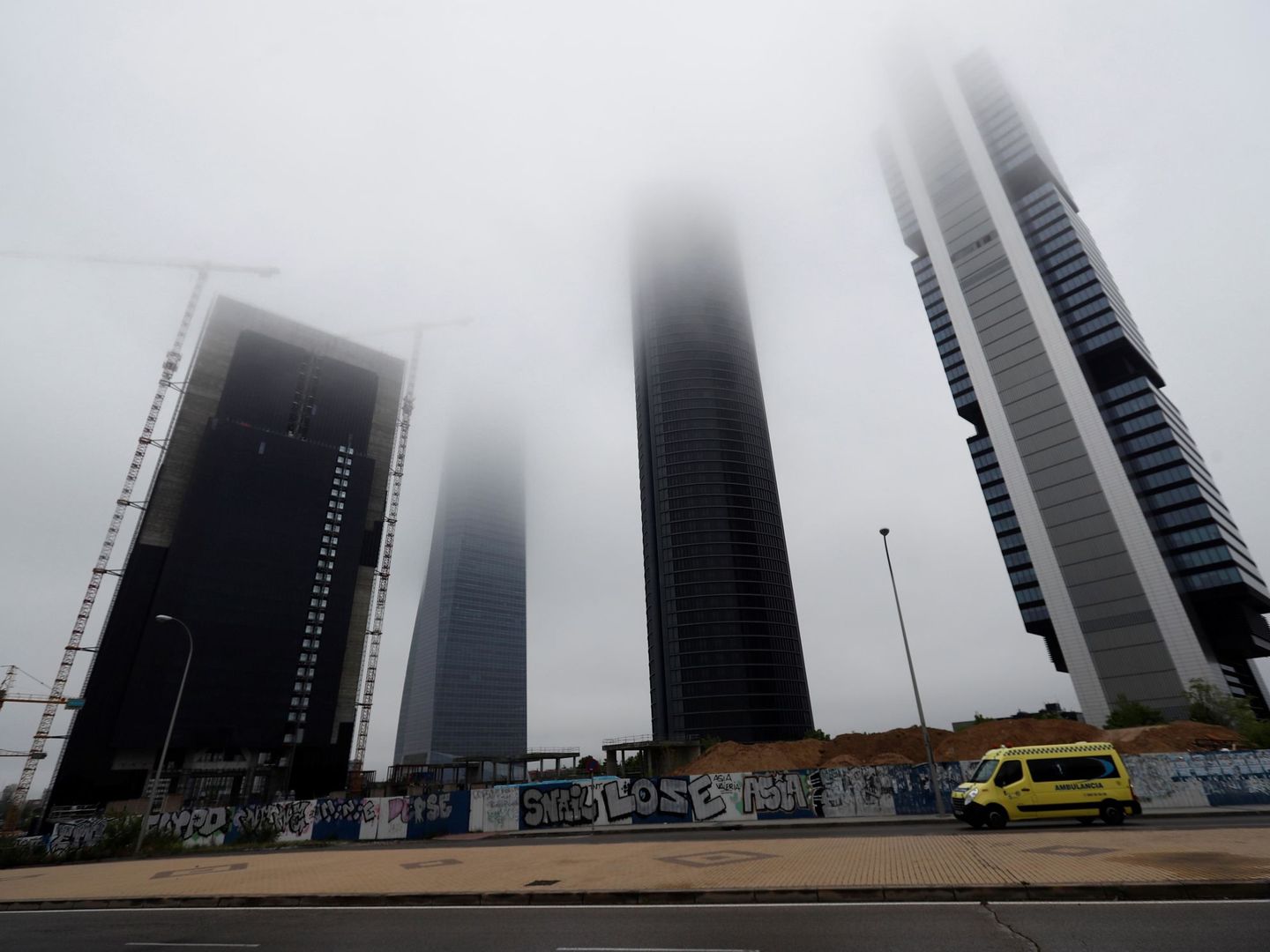 La niebla cubre el complejo de las Cuatro Torres de Madrid.