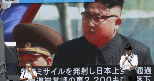 Foto:  Los peatones caminan bajo un monitor a gran escala que muestra al líder norcoreano Kim Jong-un en una emisión de noticias de televisión. (EFE)