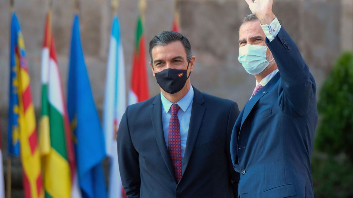 Sánchez 'olvida' al Rey pero normaliza la bandera en la mascarilla: ya no es de fachas