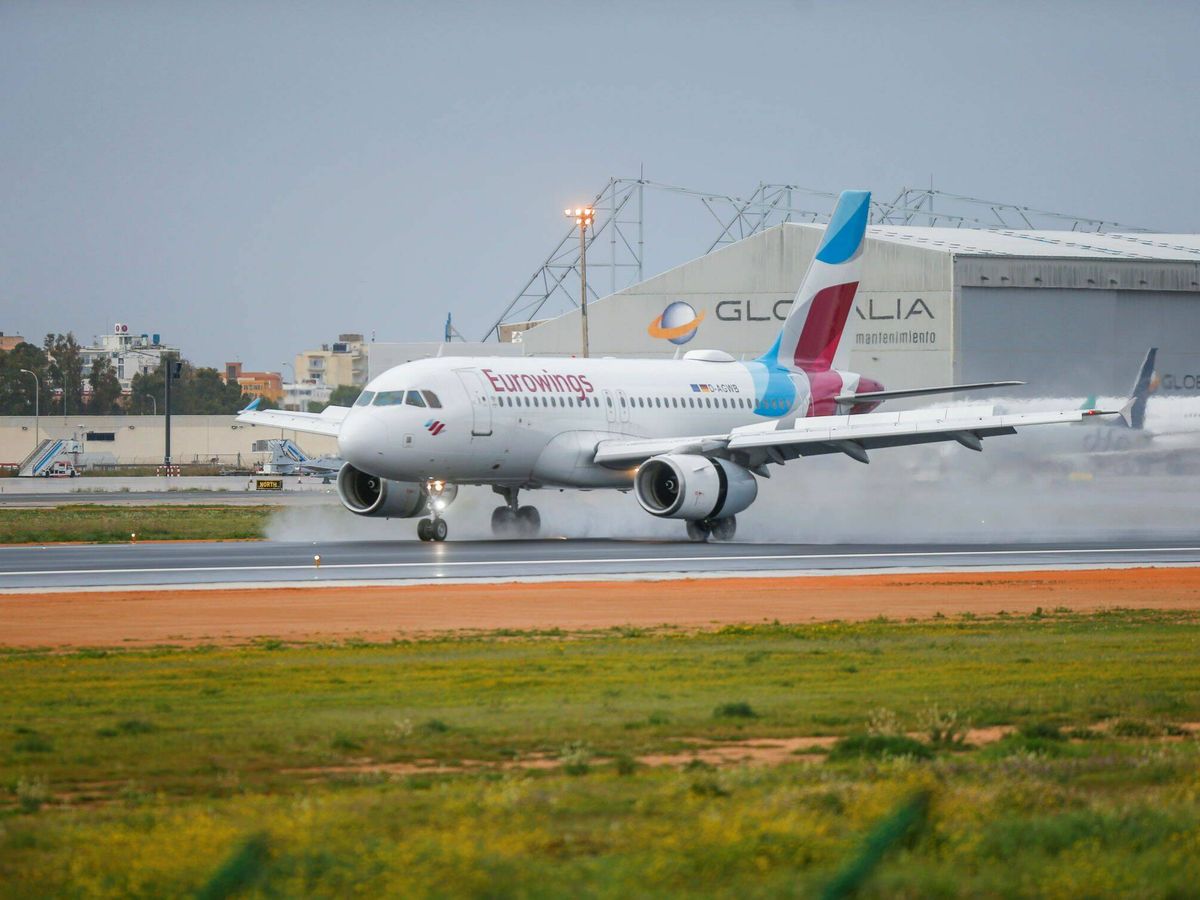Foto: Un avión aterriza en el aeropuerto de Palma de Mallorca. (Reuters)