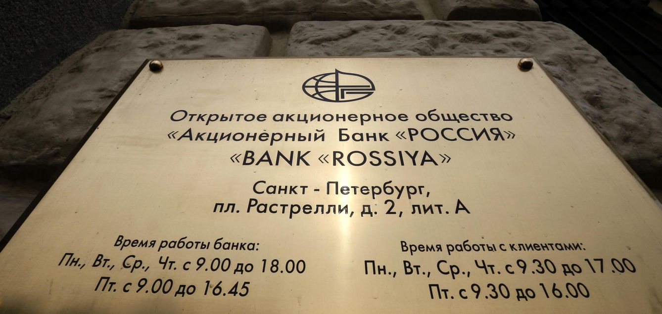Placa del Bank Rossiya en las oficinas de la entidad en San Petersburgo. Foto: Reuters