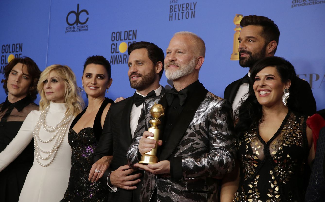 El equipo de 'El asesinato de Gianni Versace' posa con sus premios. (Reuters)