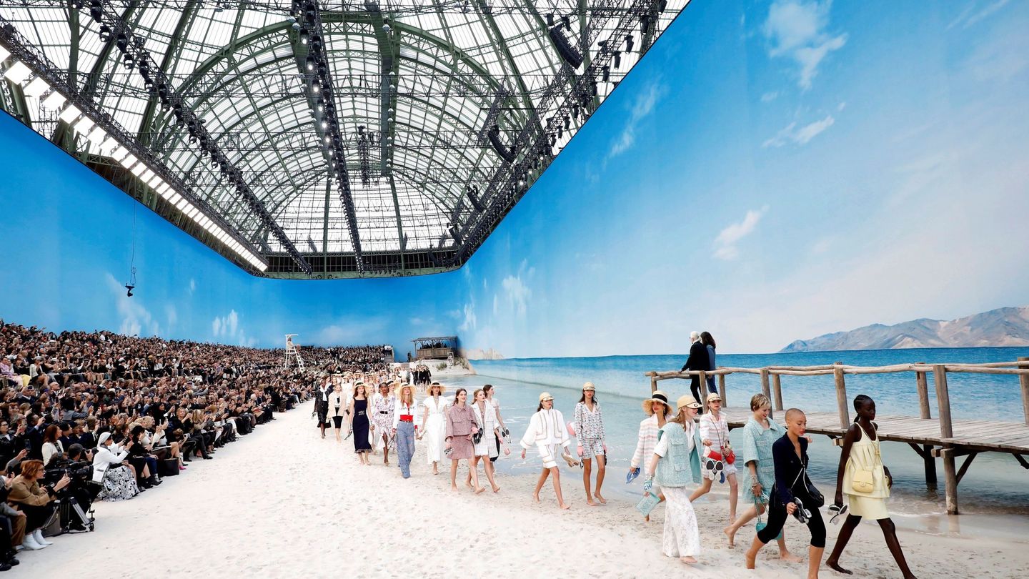 Modelos desfilan con creaciones de Karl Lagerfeld durante la Semana de la Moda de París. (EFE)
