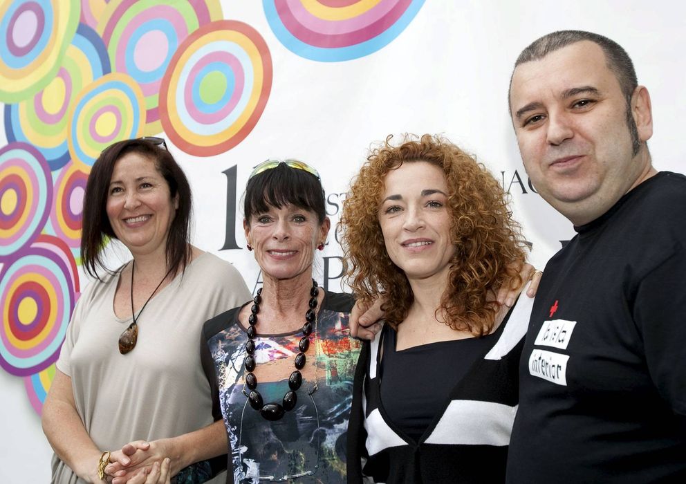 Foto: Dunia Ayaso junto a las actrices Geraldine Chaplin, Cristina Marcos y Félix Sabroso (EFE)