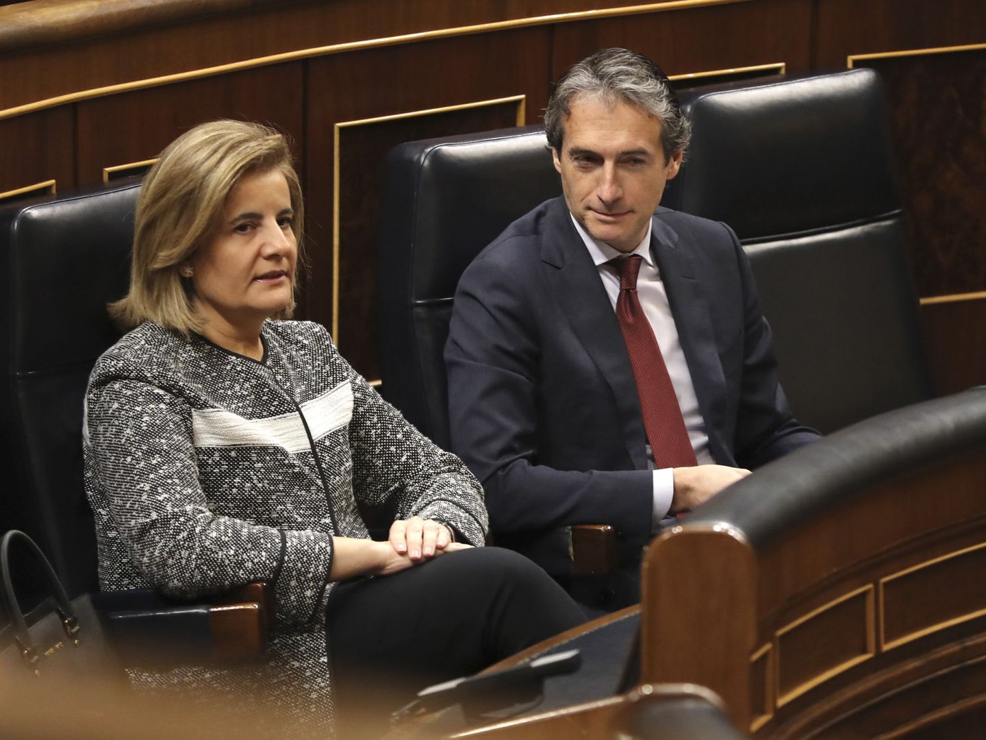 El titular de Fomento, Íñigo de la Serna, y su colega de Empleo, Fátima Báñez, en el Congreso. (EFE)