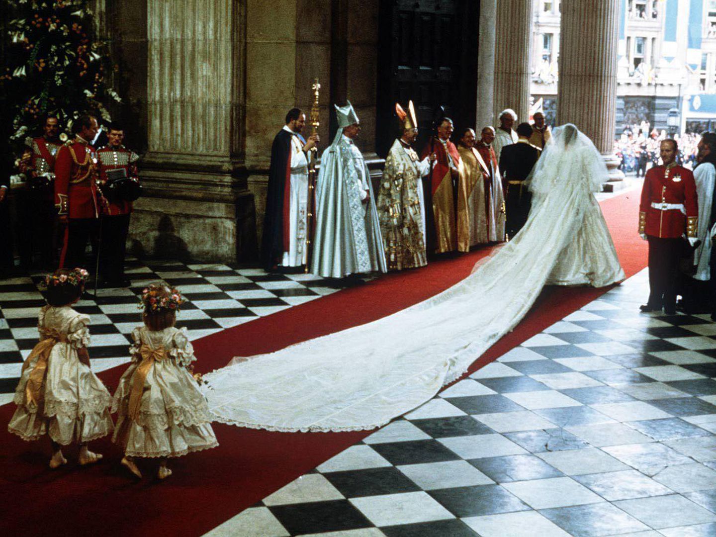 La interminable cola del vestido de Diana. (Cordon Press)