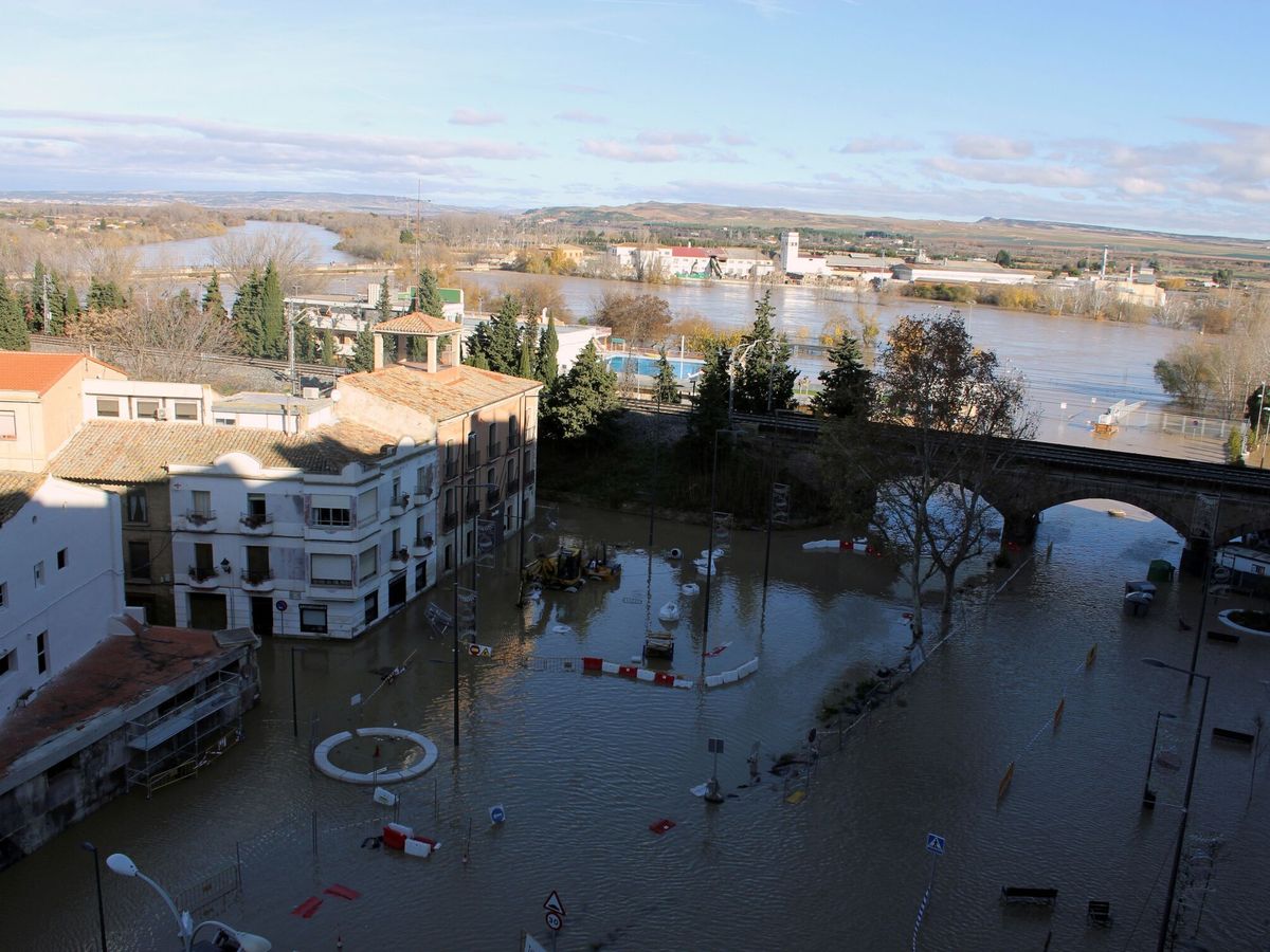 Foto: Vista de la crecida del Ebro, que avanza por la Ribera de Navarra, dejando inundaciones en localidades como Tudela, en la imagen. (EFE/Juan Antonio Martínez)