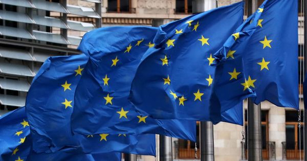 Foto: Banderas de la UE ondean frente a la sede de la Comisión Europea en Bruselas. (Reuters)