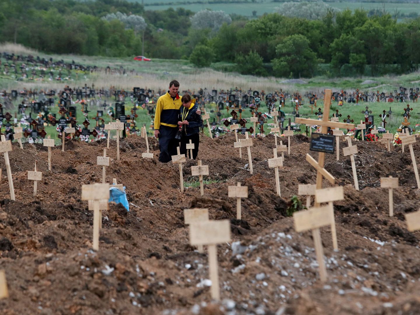 Un cementerio improvisado en Mariúpol, Ucrania. (Reuters/ Alexander Ermochenko)