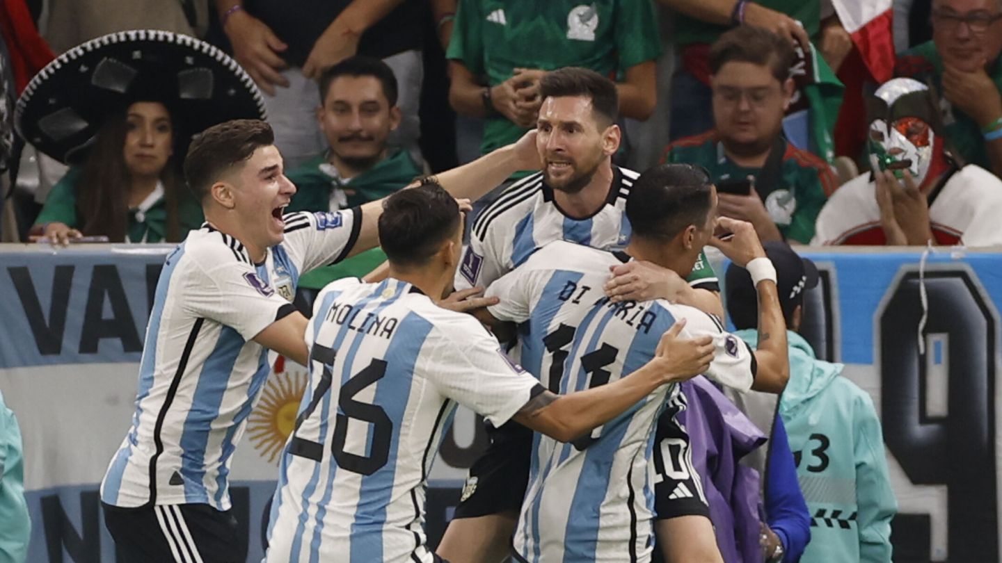 La selección argentina celebra uno de los goles frente a México en Qatar 2022.