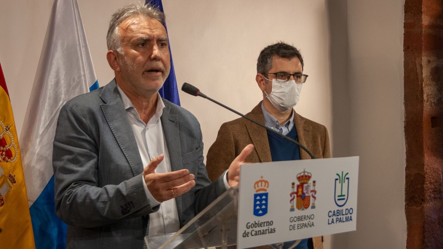 El ministro de la Presidencia, Félix Bolaños (d), junto al presidente del Gobierno de Canarias, Ángel Víctor Torres. (EFE/Luis G. Morera)