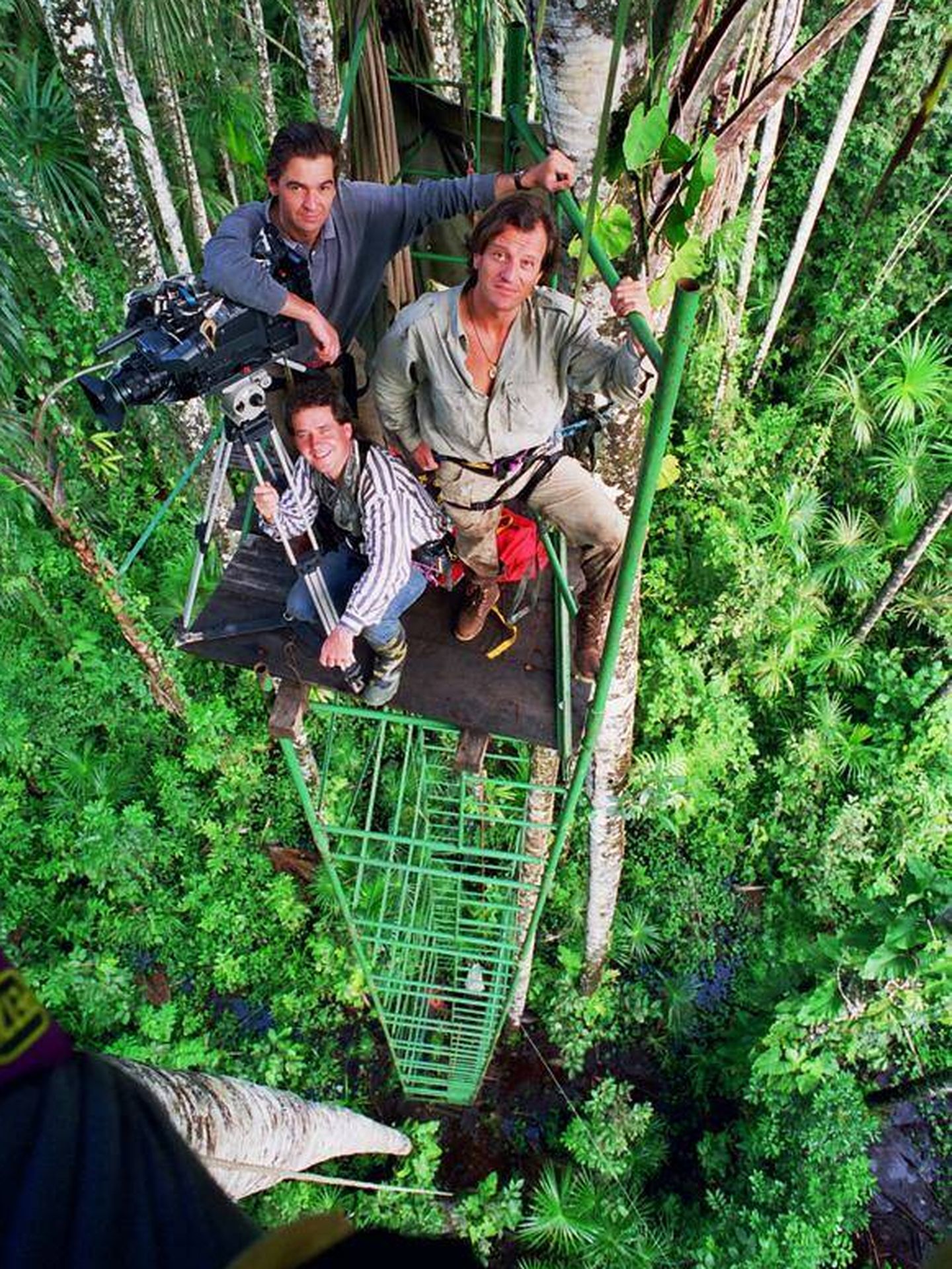 Con el equipo de la película documental, entre ellos, Jean Albert Lievre, a 50 metros de altura en el Amazonas. (Cortesía)