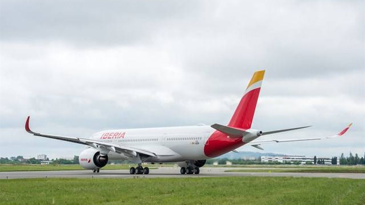 Un avión de Iberia aterriza de emergencia en Boston: "El motor olía a quemado"