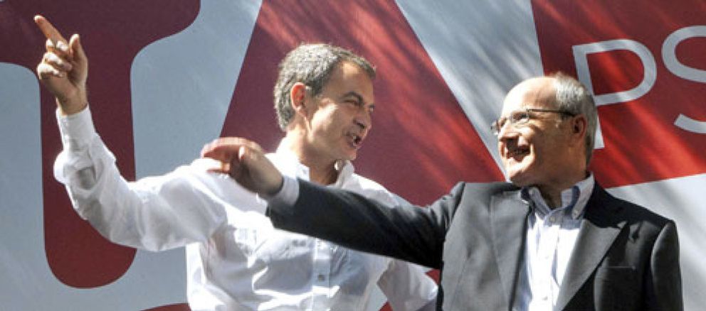 Foto: Zapatero olvida el 'problema catalán' y se lanza en brazos de su amigo 'Pepe' Montilla
