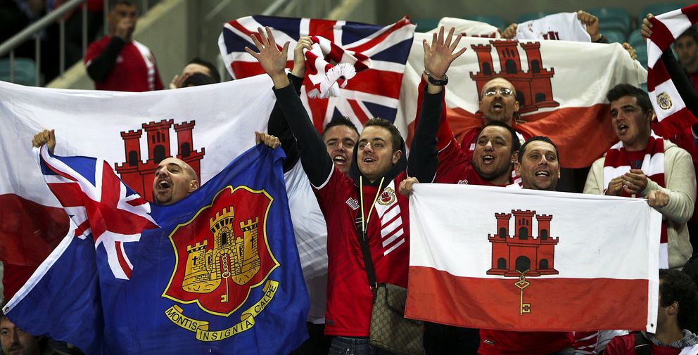 Aficionados de Gibraltar en el amistoso ante Eslovaquia. (EFE)