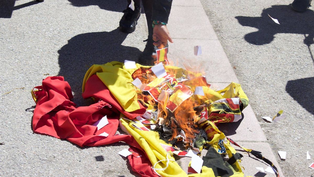 El deporte de quemar banderas de España