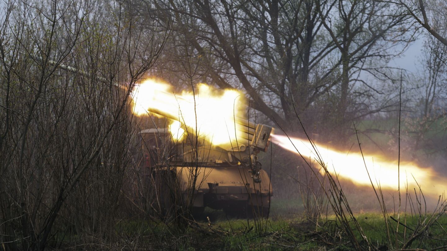 La defensa ucraniana dispara misiles en Jarkóv, Ucrania. (EFE/ EPA/ STR) 