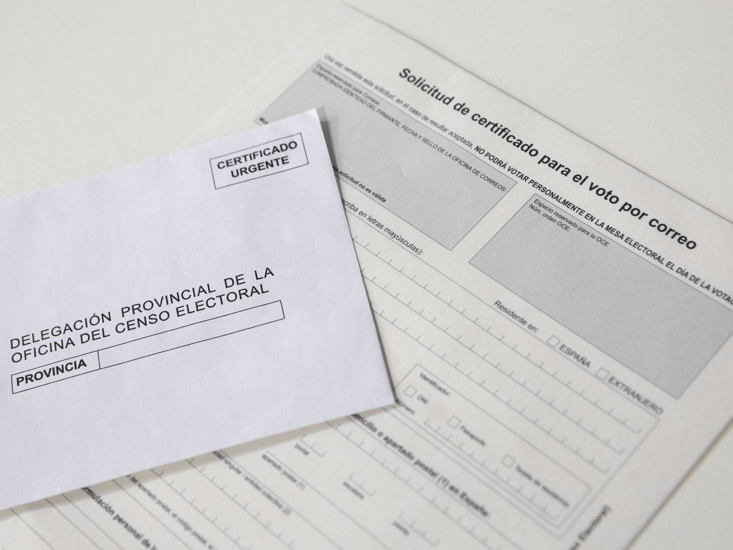 Solicitud de certificado para el voto por correo en una oficina postal de Madrid. (EFE/Daniel González)