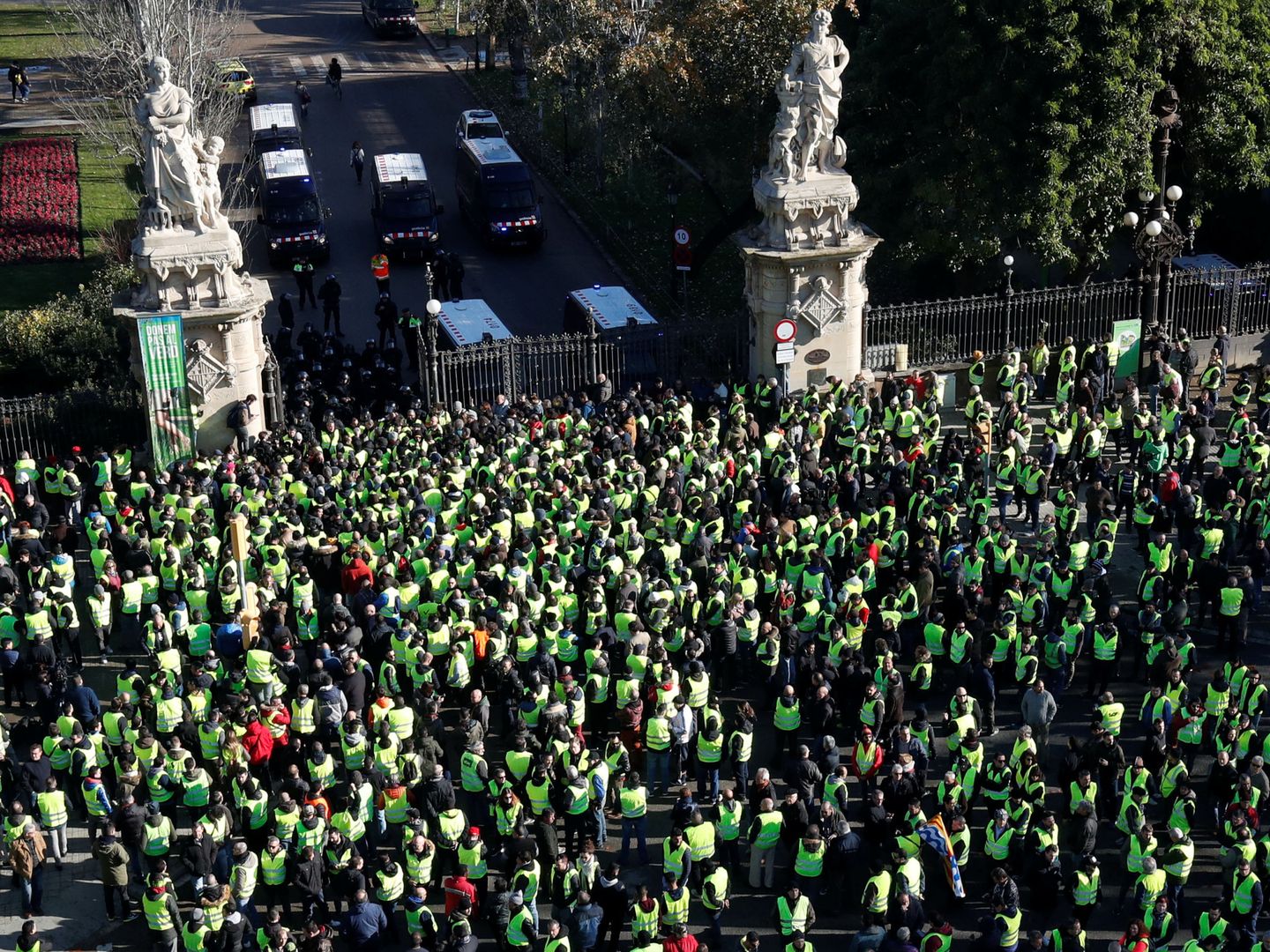 Un momento de la protesta de los taxistas en Barcelona. (Reuters)