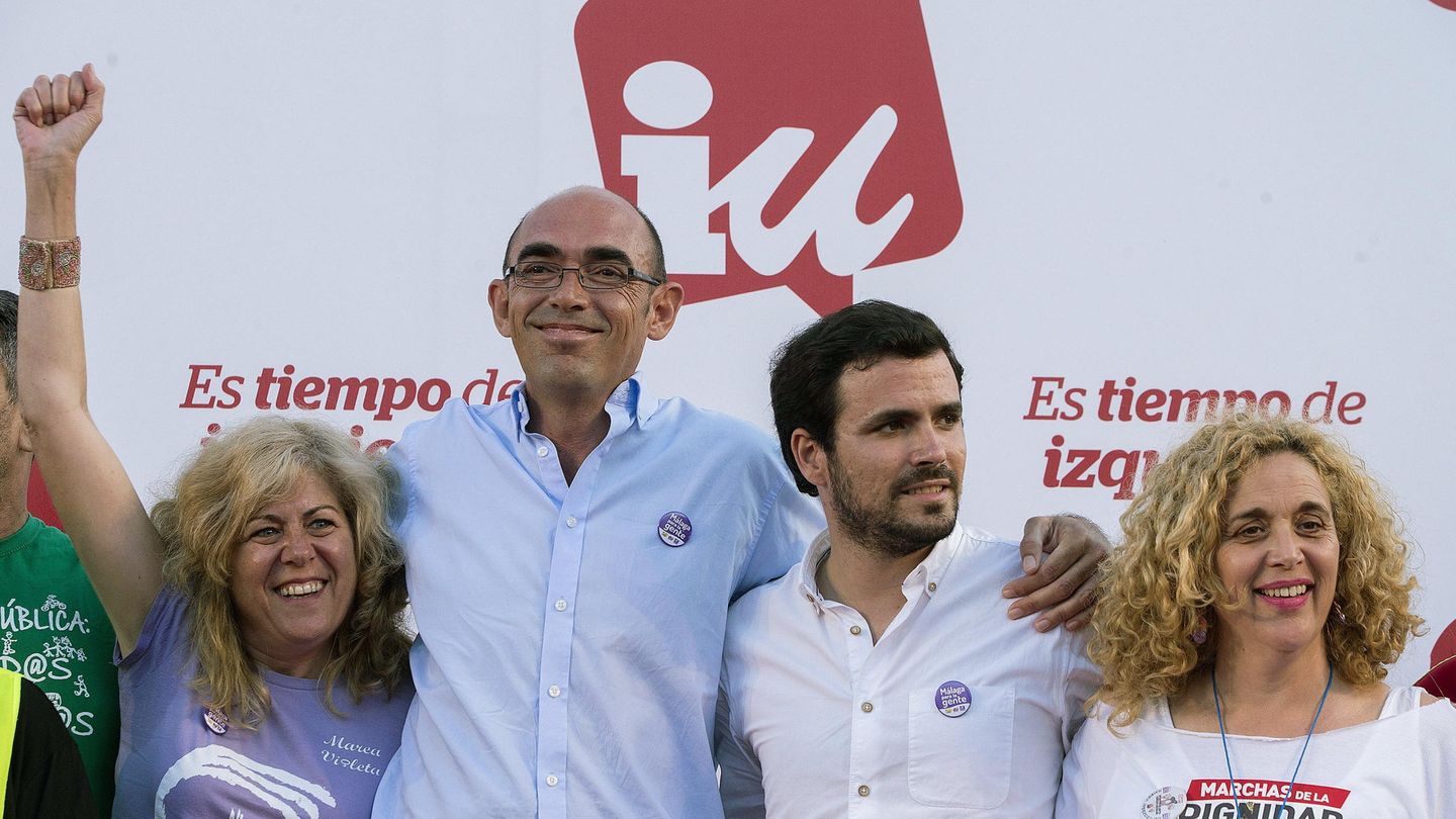 Alberto Garzón (2d), acompañado de Eduardo Zorrilla, Remedios Ramos y Yayo Nieto, en 2015. (EFE)