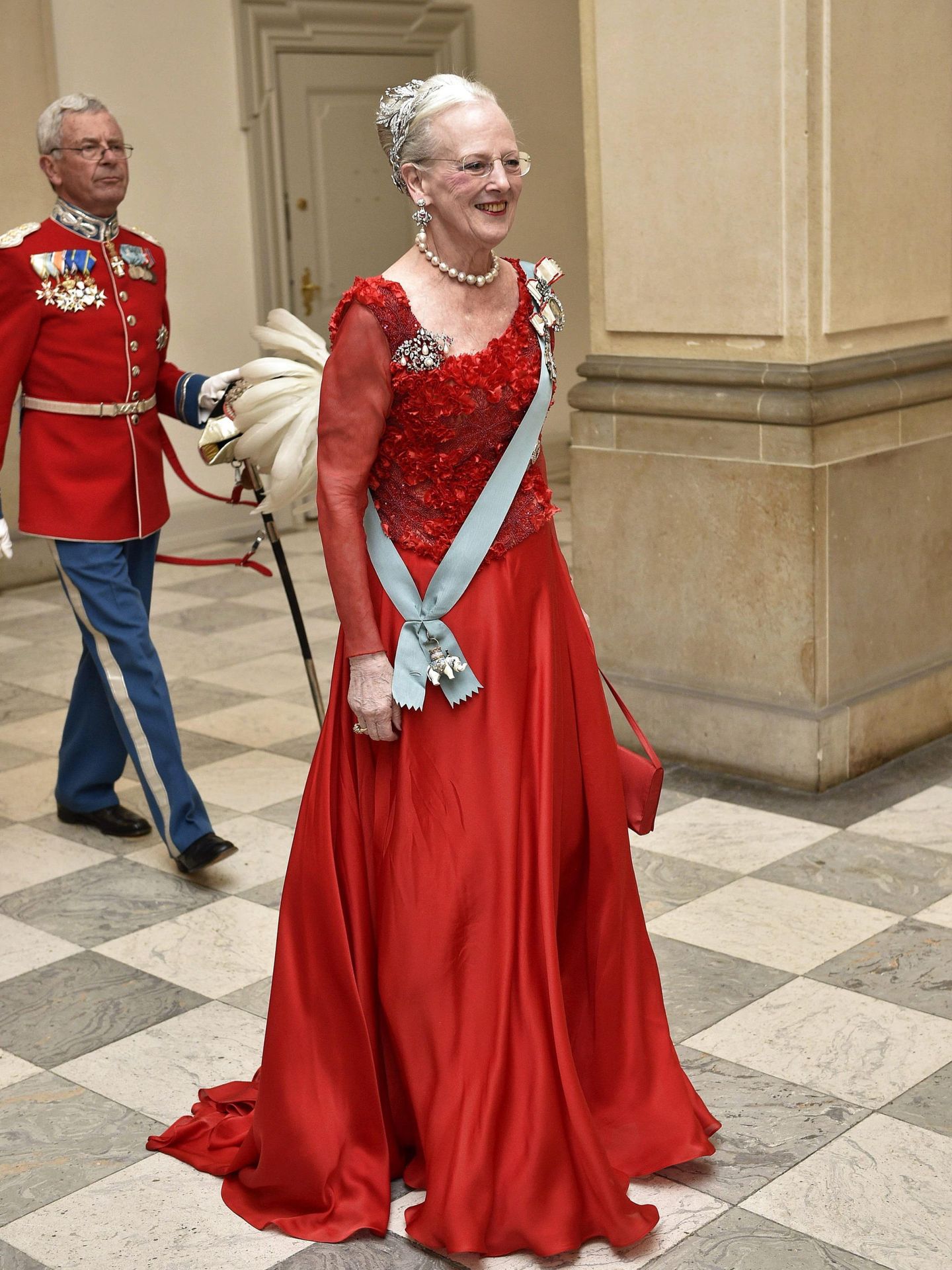 La reina Margarita de Dinamarca, a su llegada a la cena de gala ofrecida en su honor en la víspera de su 75º cumpleaños en el palacio Christiansborg. (EFE/Nils Meilvang)