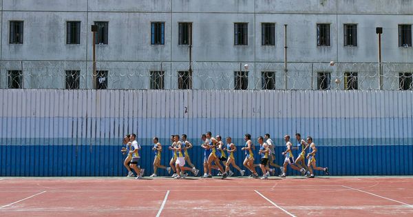 Foto: Un grupo de reclusos corre este verano en uno de los patios de Picassent en una actividad en colaboración con el atleta Martín Fiz. (EFE)