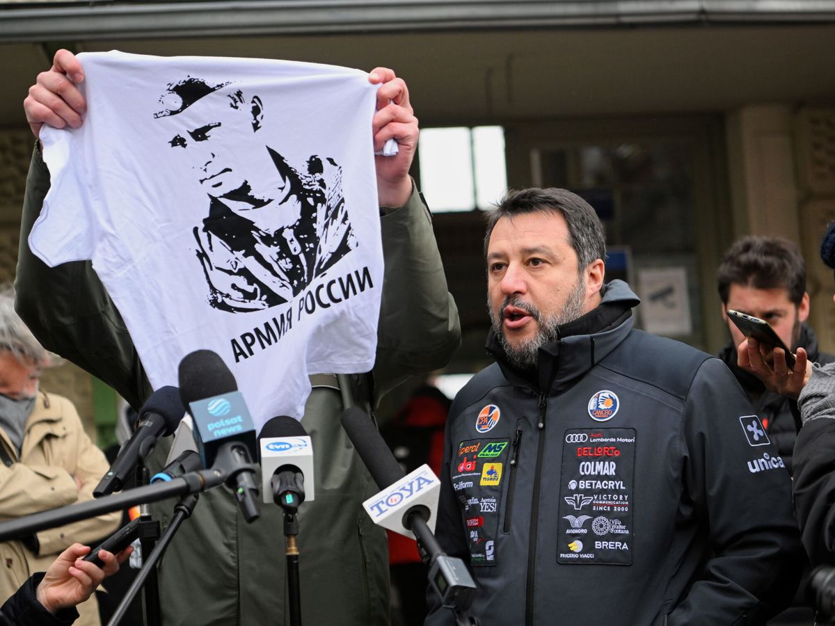 Foto: El alcalde de Przemysl, Wojciech Bakun, le muestra a Salvini la camiseta.  (EFE/DAREK DELMANOWICZ/POLAND OUT)