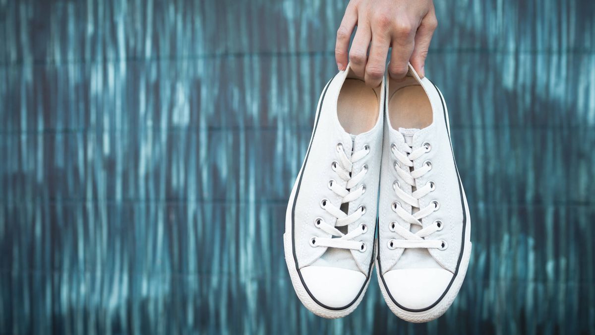 Como nuevas: el truco casero para limpiar unas zapatillas blancas