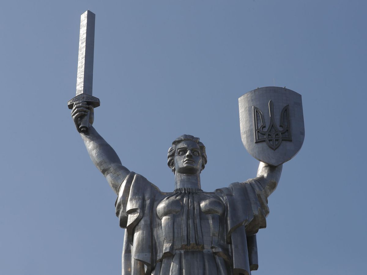 Foto: Monumento a la Patria con el Tridente en el escudo en el museo de la II Guerra Mundial de Kiev. (EFE / Sergey Dolzhenko)