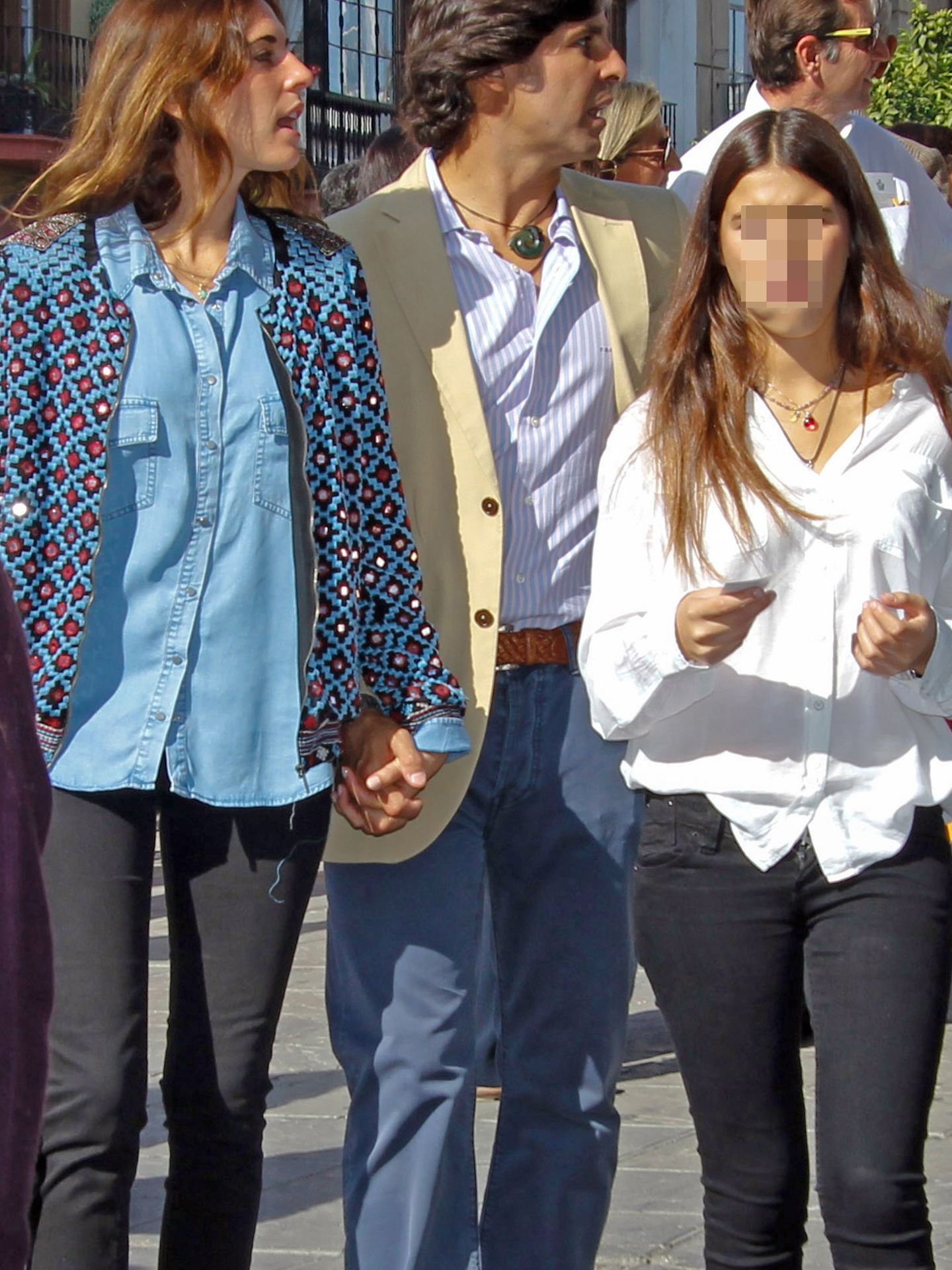 'Tana' junto a su padre y Lourdes Montes en Sevilla (I.C.)