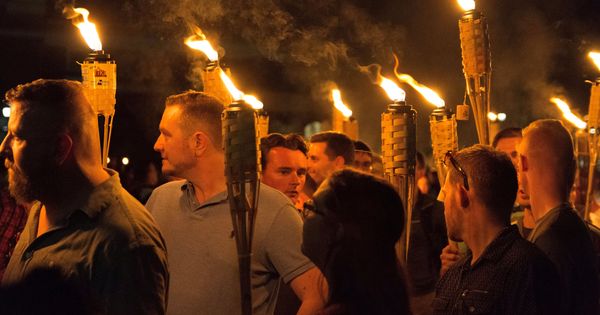 Foto: Supremacistas blancos portan antorchas por la Universidad de Virginia (Reuters)