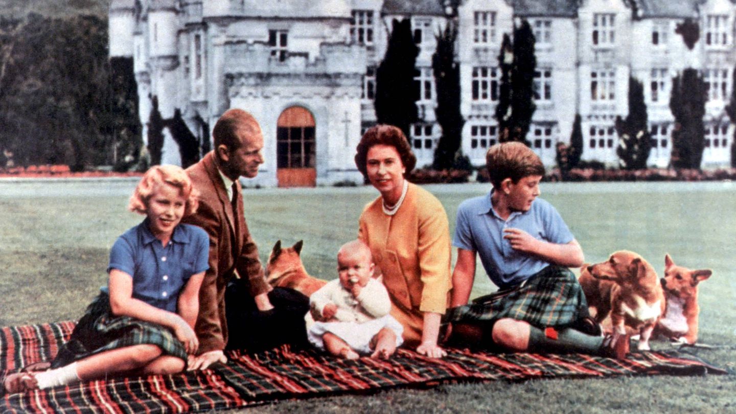 La reina Isabel, el duque de Edimburgo, y los príncipes Carlos, Ana y un pequeño Andrés, en Balmoral. (Cordon Press)