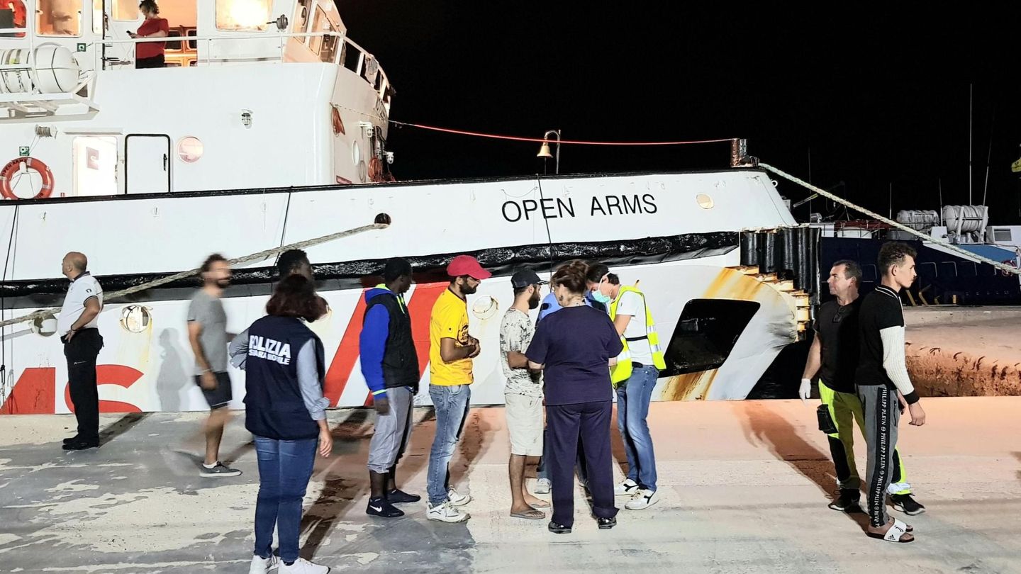 La embarcación del Open Arms ayer, cuando desembarcó en el puerto de Lampedusa. (EFE)
