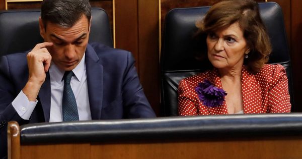 Foto: Pedro Sánchez y Carmen Calvo, durante la sesión de investidura fallida. (EFE)