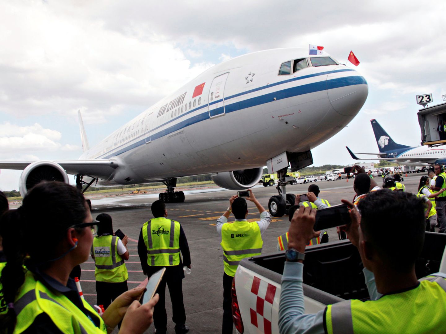 Periodistas sacando fotos en la inauguración del Air China Boeing 777-300ER el pasado abril. (Reuters)
